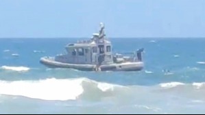 Video muestra momento en que rescatan a tres bañistas en playa de La Serena: Joven de 17 años sigue desaparecido