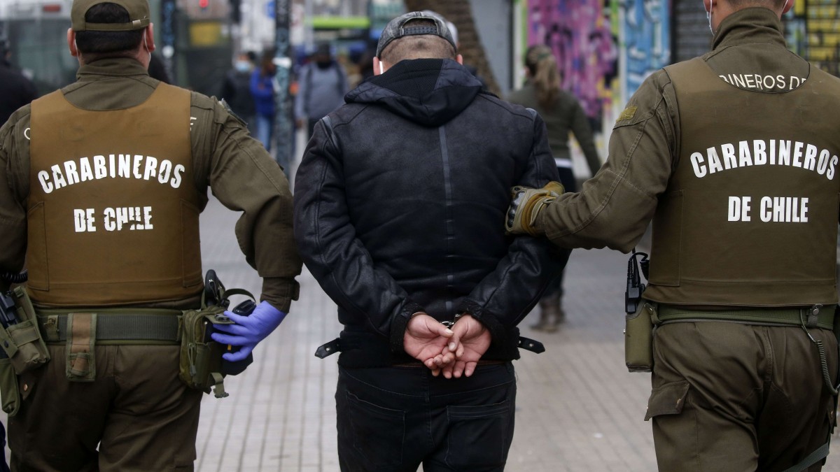 'Habían hecho un forado': Ladrón es sorprendido trepando el techo de fábrica textil en Santiago