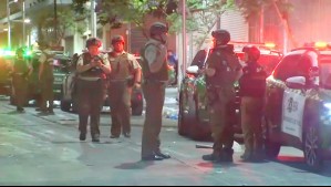 Retiran cerca de 80 toldos azules en Barrio Meiggs: Ambulantes encendieron barricadas para evitar la acción de Carabineros