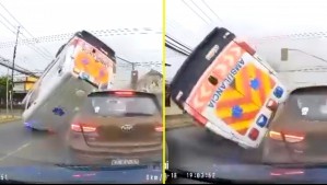 Video muestra impactante volcamiento de ambulancia tras ser chocada por colectivo en Osorno