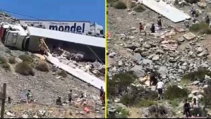 Insólito: Camión con pollos congelados se volcó en Cuesta Caracoles y conductores corrieron a llevarse la mercadería