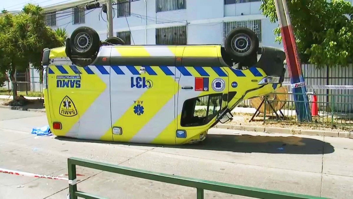 Ambulancia queda volcada tras colisionar con vehículos en La Granja: Cinco personas resultaron lesionadas