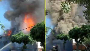 Incendio afecta a local de neumáticos en San Miguel: Registros muestras gran columna de humo