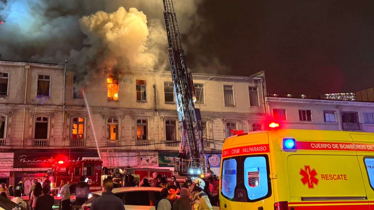 Incendio afecta a edificio en Valparaíso
