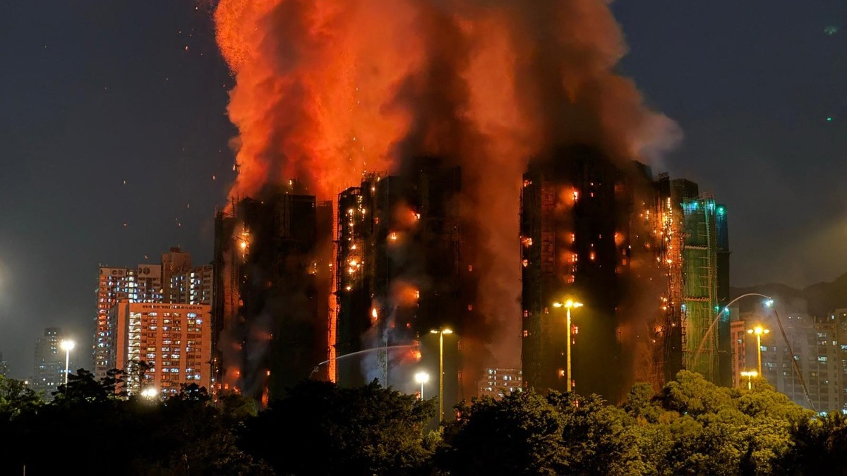 Edificios continúan ardiendo: Megaincendio en Hong Kong deja 36 fallecidos, más de 200 desaparecidos y personas aún atrapadas