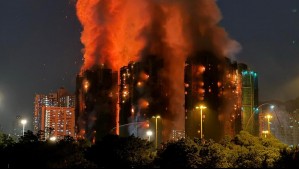 Edificios continúan ardiendo: Megaincendio en Hong Kong deja 36 fallecidos, más de 200 desaparecidos y personas aún atrapadas