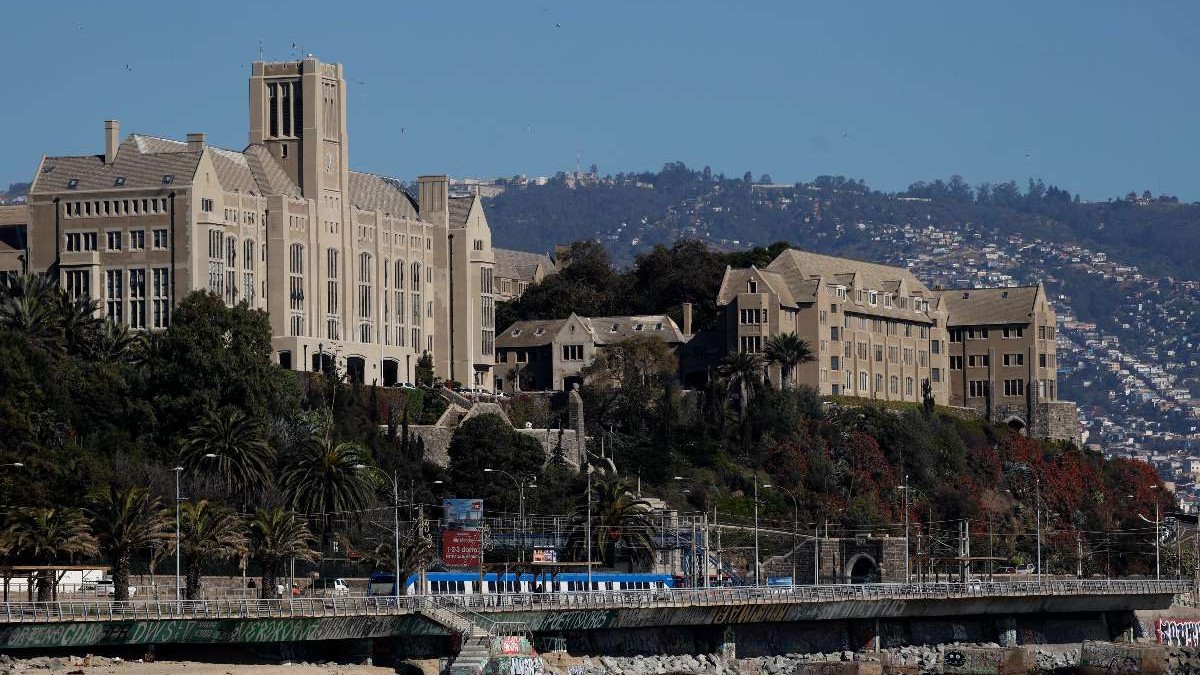 Quedó con lesiones en el rostro: Profesor de la Universidad Federico Santa María es atacado con arma blanca por un alumno