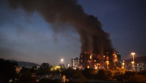 Hay tres personas detenidas: Suben a 44 los muertos en enorme incendio que arrasa complejo residencial de Hong Kong