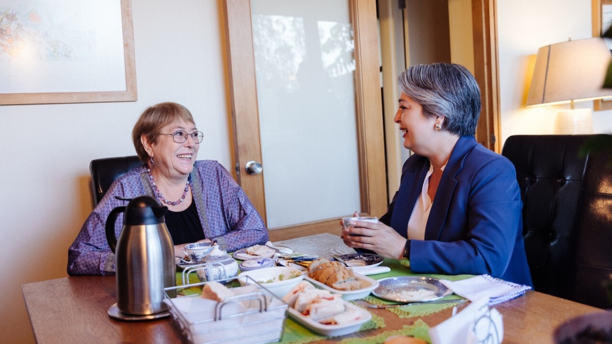 'Es un orgullo dialogar con una mujer que ha marcado la historia de nuestro país': La cita que sostuvieron Jara y Bachelet