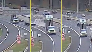 Pudo provocar un accidente de proporciones: Camión destruye señalética en altura en EEUU