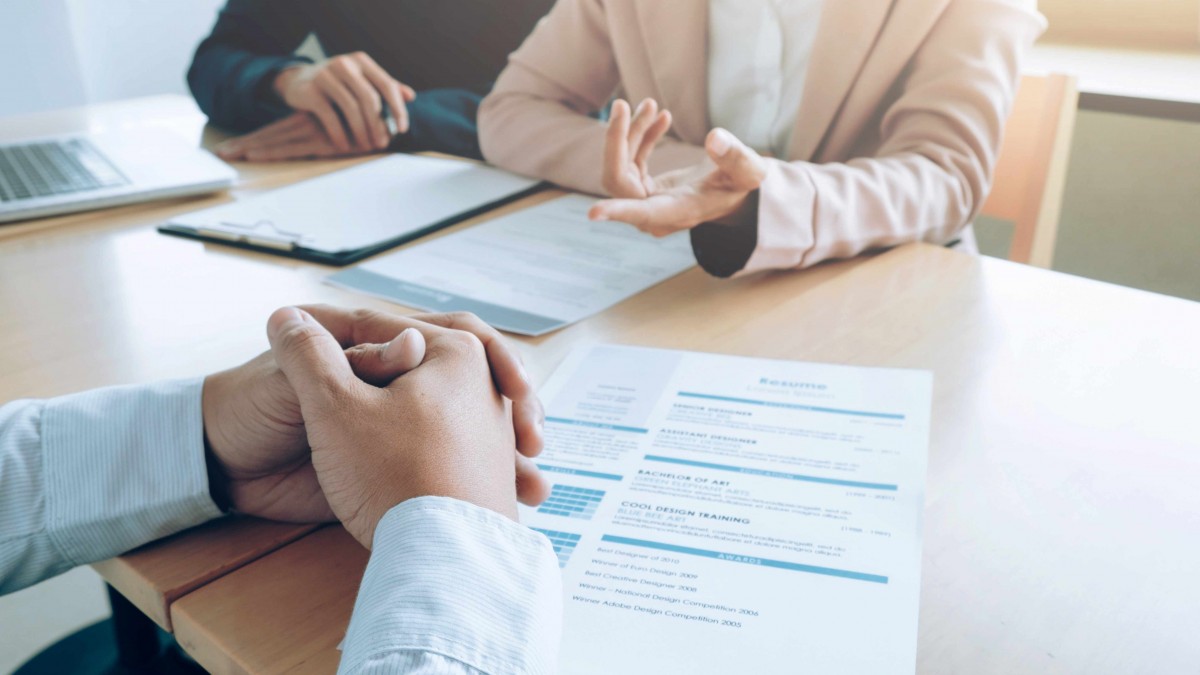 Funcionario francés acusado de drogar a 200 mujeres en entrevistas laborales