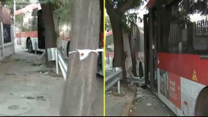 Un pasajero resultó lesionado: Bus RED pierde el control y choca con un poste en Ñuñoa