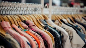 ¡3 prendas por $21.000! Conocida tienda de ropa vintage cierra sus puertas en Santiago con un gran remate final