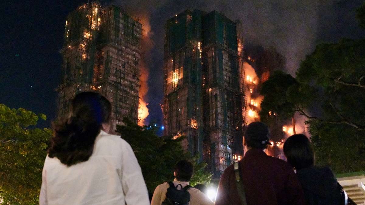 'No podemos descartar posibilidad de más fallecidos': Aumentan a 146 las personas muertas en gigantesco incendio en Hong Kong