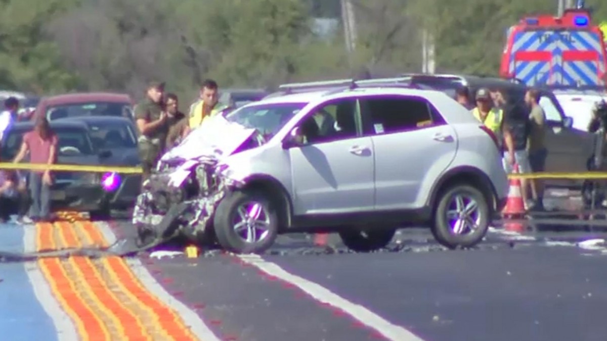 Al menos dos personas murieron y otras cuatro resultaron heridas tras choque frontal de vehículos en Tiltil