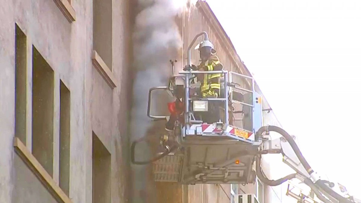 Incendio afectó a dos edificios de oficinas ubicados en pleno centro de Santiago