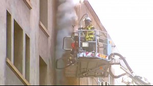 Incendio afectó a dos edificios cerca de Plaza de Armas en Santiago