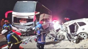 Dos personas muertas y una en riesgo vital deja colisión entre vehículo y bus de pasajeros en Huara