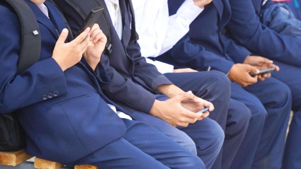 Congreso despacha a ley proyecto que regula y prohíbe uso de celulares en salas de clases