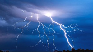 Meteorología emite aviso por probables tormentas eléctricas en zonas de cuatro regiones del país: ¿Cuándo y dónde ocurrirá?