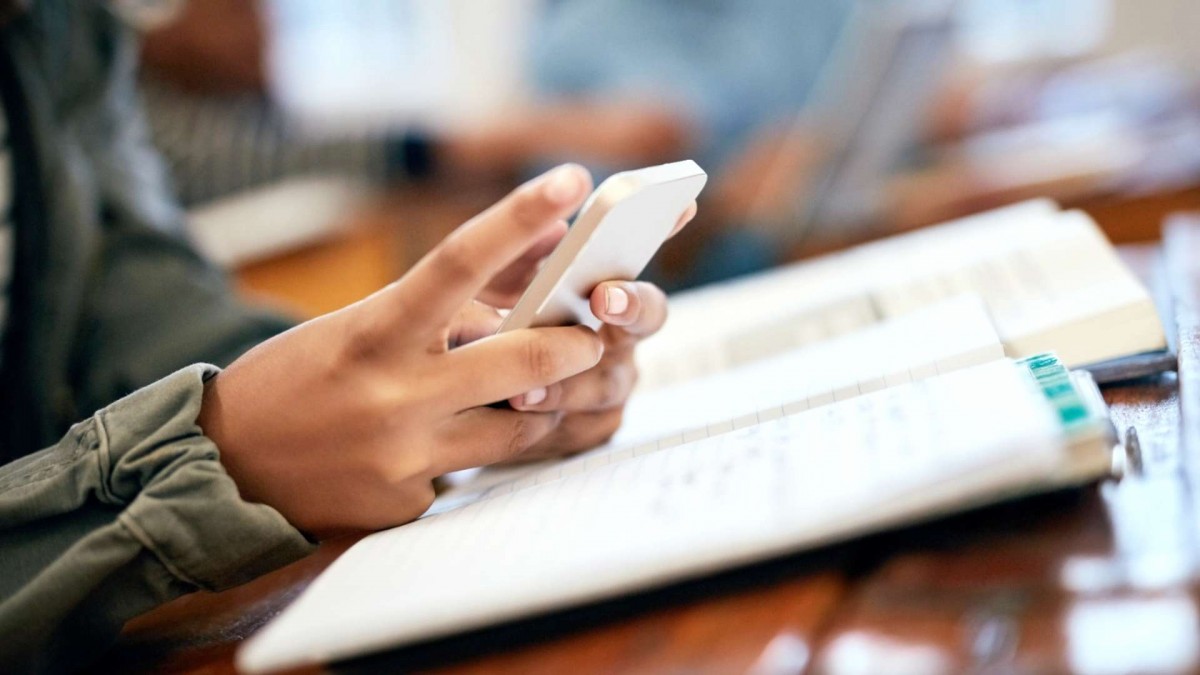 Ley que prohíbe uso de celulares en colegios: ¿Cómo se aplicará la medida y cuáles son sus excepciones?