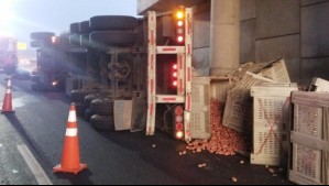 Camión vuelca y pierde su carga en Américo Vespucio: Revisa los cortes de tránsito en enlace con importante autopista