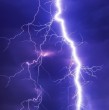 La Dirección Meteorológica de Chile (DMC) mantiene avisos vigentes por tormentas eléctricas en cinco regiones, incluida la RM, además de una advertencia por lluvias de hasta 30 mm. para otras dos regiones. ¡Detalles!
