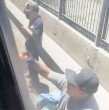 Una lamentable escena se registró durante las últimas horas en el Metro de Santiago, luego de que una pareja de individuos provocara la detención de un tren para vandalizarlo con grafitis.