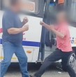 Un video registró una pelea a combo limpio entre choferes de bus en la comuna de Pitrufquén, en la región de La Araucanía, tras una disputa por recoger pasajeros.
