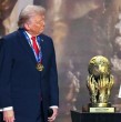 La FIFA galardonó este viernes al presidente estadounidense, Donald Trump, con el flamante Premio de la Paz, una distinción creada en noviembre para reconocer los esfuerzos de aquellos que contribuyen a unir el mundo.