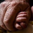 El Estado otorga a las mujeres de 65 años o más el acceso a un beneficio económico por cada hijo nacido vivo o adoptivo. Este monto se suma al de la pensión recibida.