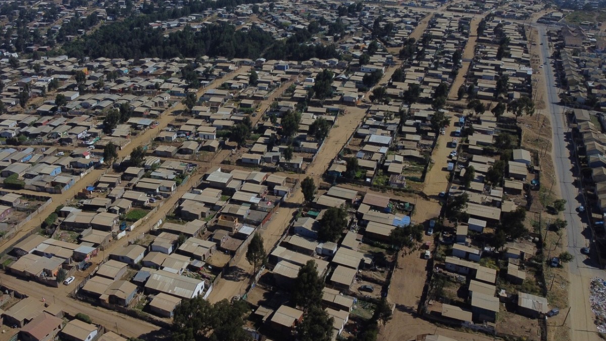 Corte acoge plan del Gobierno y da 'por iniciado' proceso de desalojo de la megatoma del cerro Centinela en San Antonio