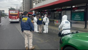 Guardia de hospital de Santiago fue apuñalado en plena Alameda y murió: Autor del crimen aún no es detenido