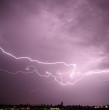 La Dirección Meteorológica de Chile (DMC) emitió un nuevo aviso por tormentas eléctricas, por lo que ahora son 10 las regiones en las que podría registrarse este fenómeno durante este fin de semana. ¡Revisa la nueva zona afectada!
