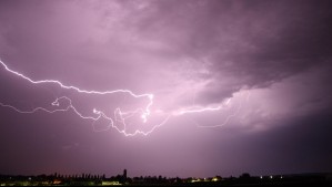 Emiten nuevo aviso por tormentas eléctricas: Se suma a otras 9 regiones que serán afectadas por el fenómeno este fin de semana