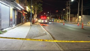 Dueño de botillería en Colina baleó a delincuentes que intentaron asaltar su local: Uno falleció en el lugar y otros tres huyeron