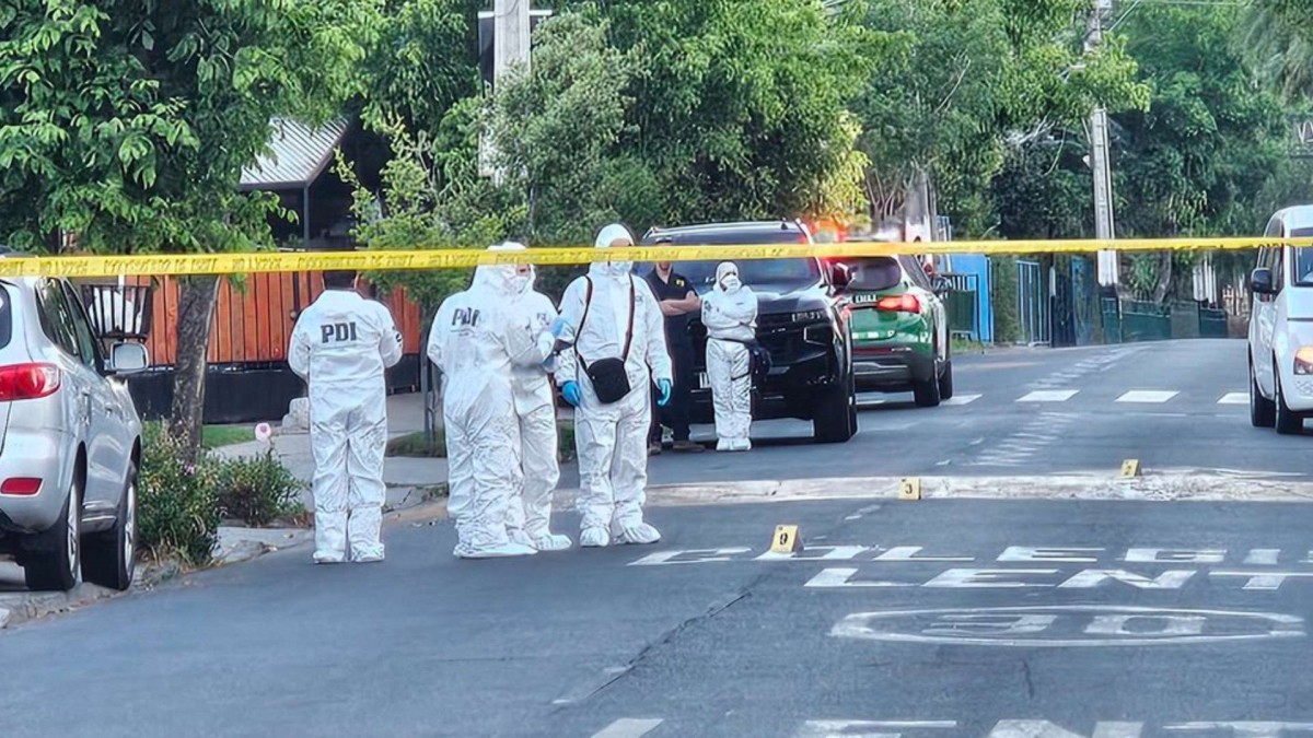 Hombre fue atacado a balazos en La Reina mientras compartía con otras personas afuera de un domicilio