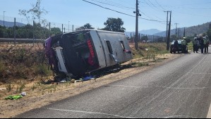 El conductor escapó de la escena: Minibus que salía de Lo Vásquez se vuelca en la Ruta 68 y deja 25 personas lesionadas