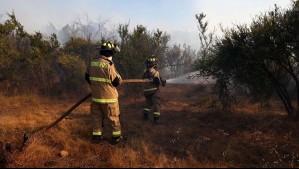 Declaran apoyo regional por incendio forestal en Maipú: Conaf despliega avión cisterna y dos helicópteros para combatir el fuego