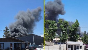 Gran incendio afecta a fábrica en La Pintana y provoca gran columna de humo