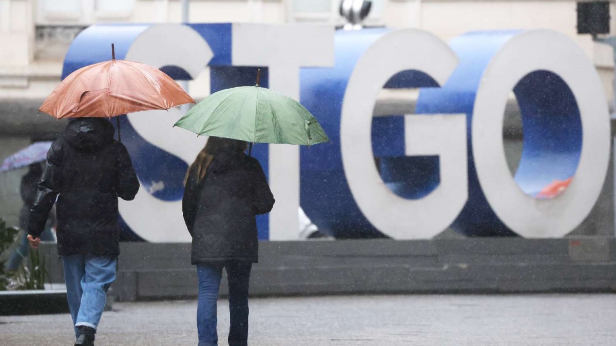 Lluvia se acerca a Santiago: Estos son los tres días con pronóstico de precipitaciones esta semana