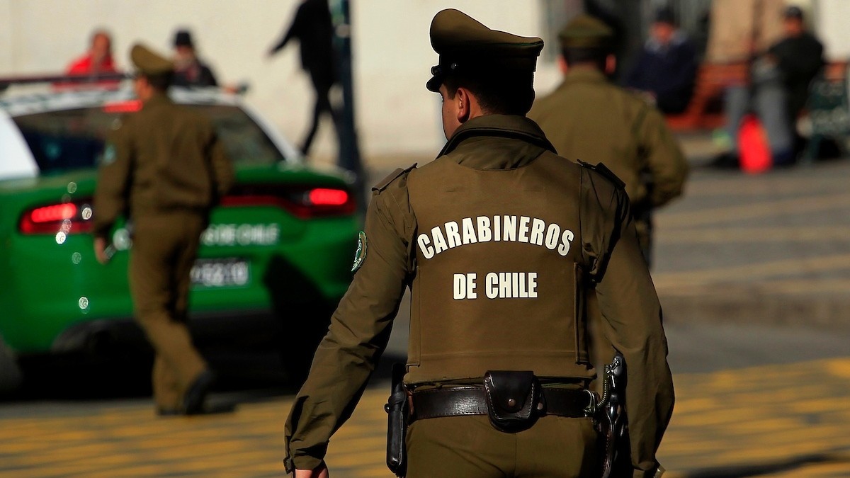 Carabinero repele a balazos a asaltantes en medio de encerrona en el centro de Santiago