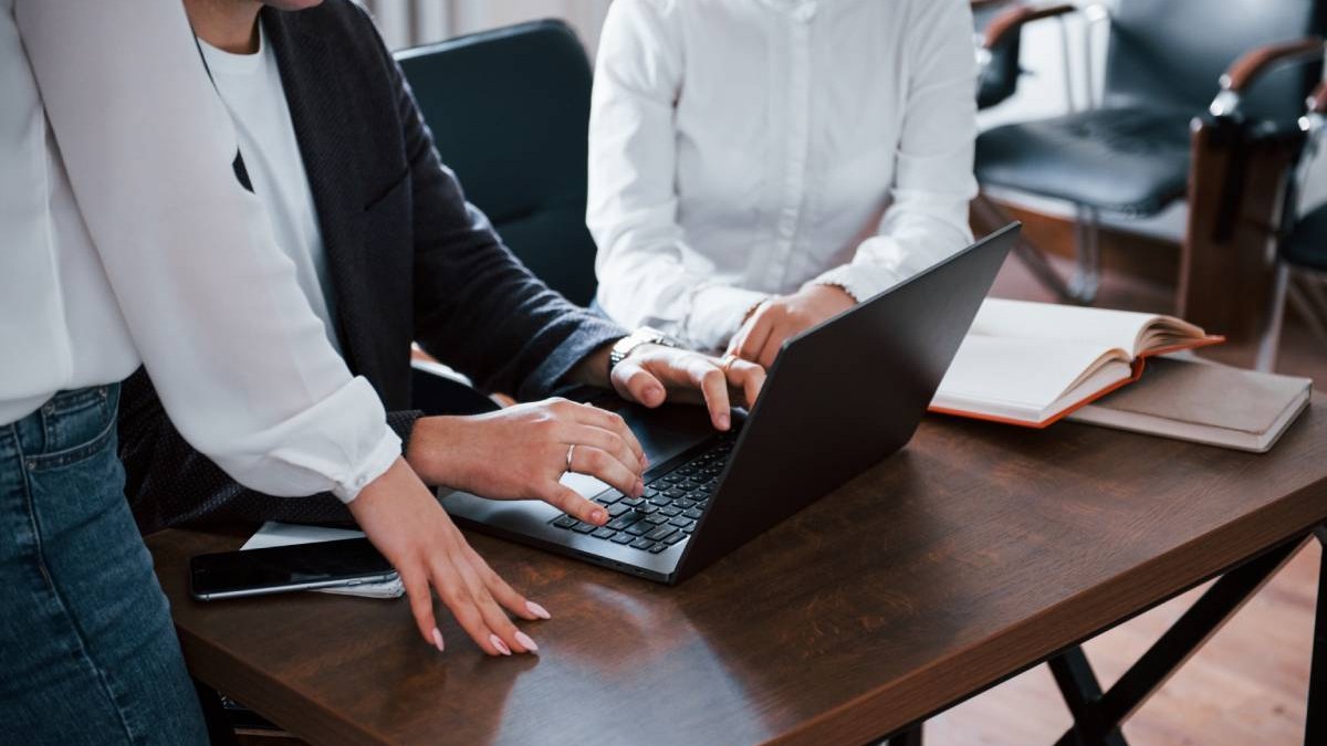 Lo despidieron por mantener relaciones sexuales con una compañera en la empresa y ahora deberá ser indemnizado