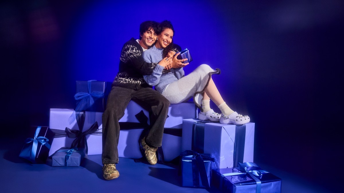Crocs refuerza su catálogo navideño con modelos personalizables y charms intercambiables