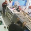 Un video muestra el momento en que a plena luz del día, y con niños presentes, delincuentes robaron en una heladería y asaltaron a sus clientes, portando armas de alto calibre en la comuna de El Bosque.