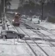 El registro muestra el momento en que un tren impactó un vehículo que quedó atrapado por el hielo en una intersección en Estados Unidos. El conductor resultó con lesiones leves.