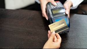 Mujer de 27 años fue acusada de usar la tarjeta bancaria de un adulto mayor durante una década: Pagaba plataformas de streaming