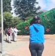Un lamentable accidente opacó la celebración de Navidad en Coyhaique, región de Aysén, luego que el fuerte viento que afecta a la zona botara un árbol navideño de 24 metros que la municipalidad había instalado en una plaza.