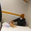 La policía reveló un video del momento de la detención de Luigi Mangione, sospechoso del asesinato de Brian Thompson, CEO de una aseguradora de salud en EEUU. El joven estaba comiendo en un McDonald\\\'s con un gorro y mascarilla.
