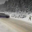 Un policía casi fue atropellado por un vehículo que perdió el control en una carretera rural de Canadá. El agente debió lanzarse a la nieve para evitar un fatídico desenlace.